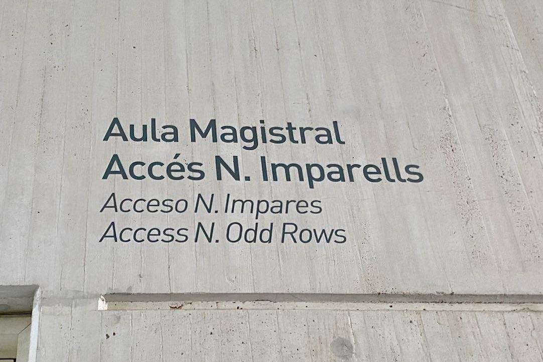 Señalización de las puertas de acceso a la sala