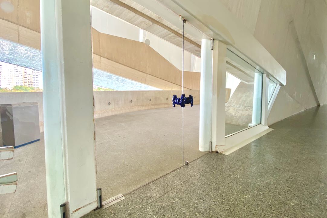 Puertas de acceso a la planta de la sala desde las escaleras
