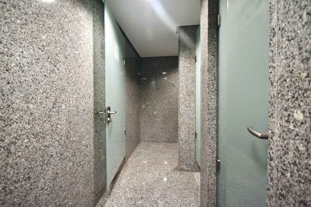 Pasillo interior de acceso al aseo PMR de mujeres