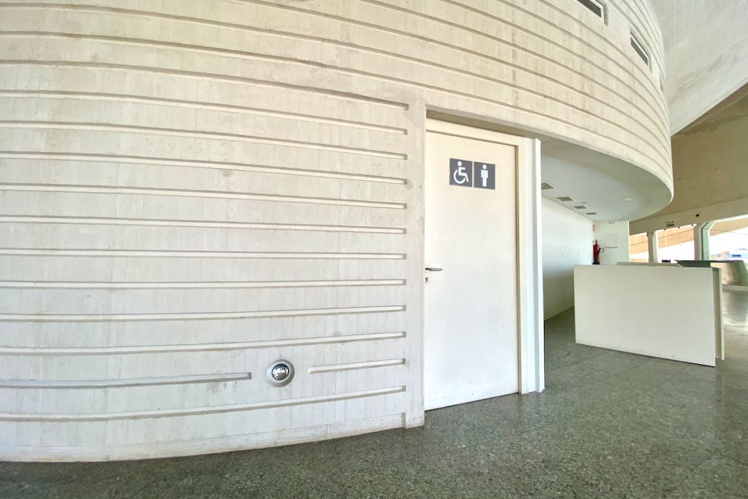Puerta de acceso a los aseos comunes de hombres