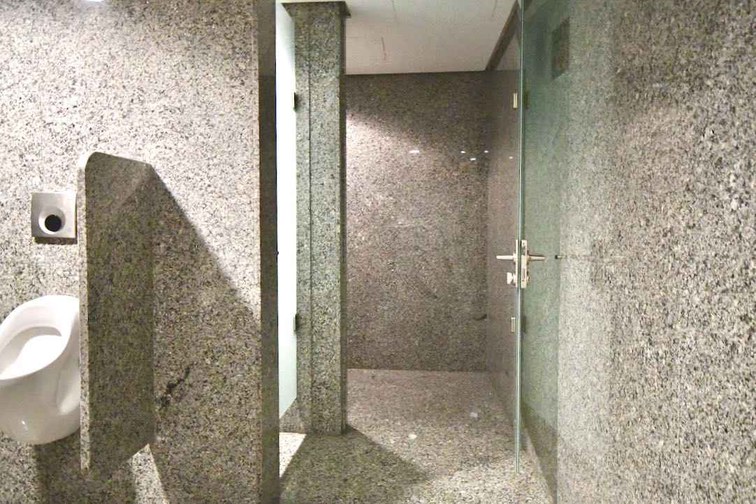 Pasillo interior de acceso al aseo PMR de hombres