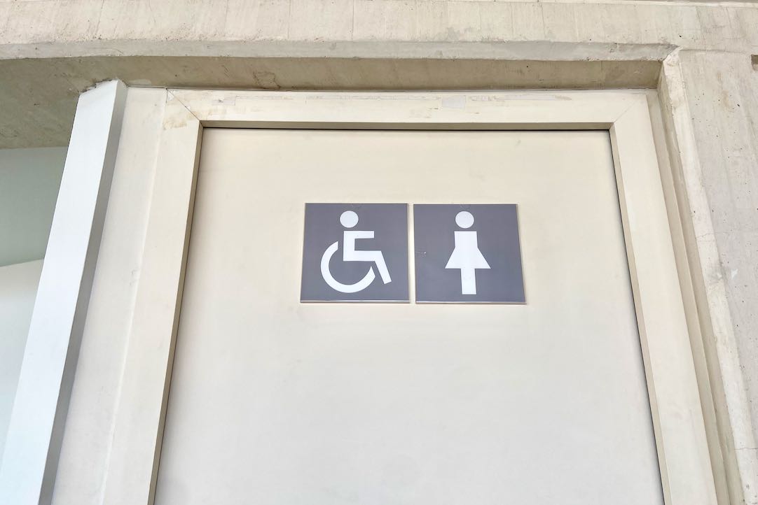 Señalización de la puerta del aseo común de mujeres