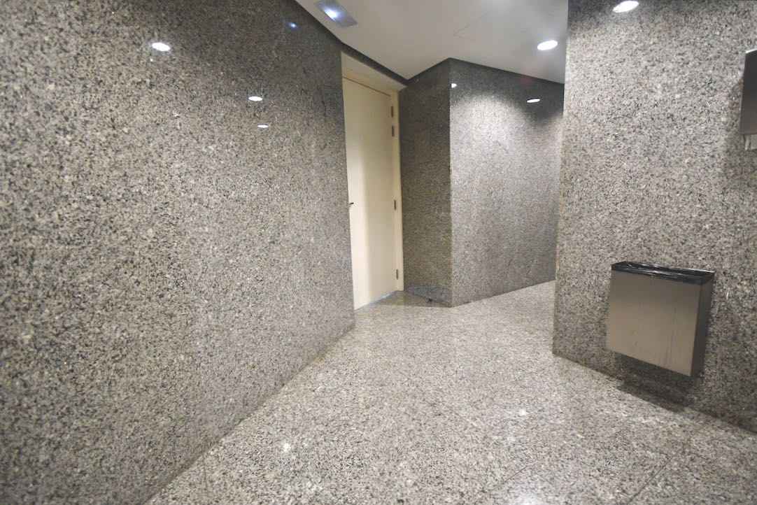 Vista interior de la puerta del aseo común de mujeres