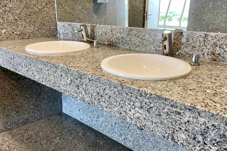 Lavabo común del aseo de mujeres