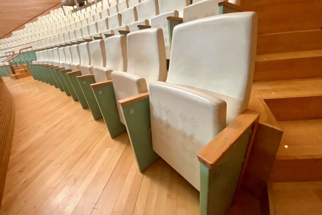Butaca convencional accesible desde una silla de ruedas para la transferencia 