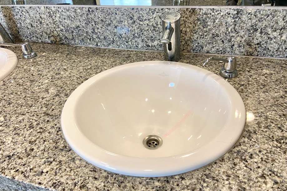Detalle del lavabo común del aseo de hombres