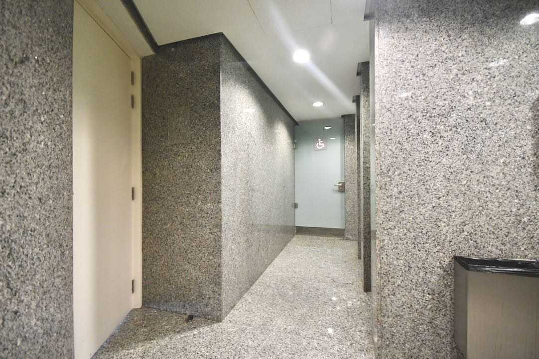 Pasillo interior de acceso al aseo PMR de mujeres