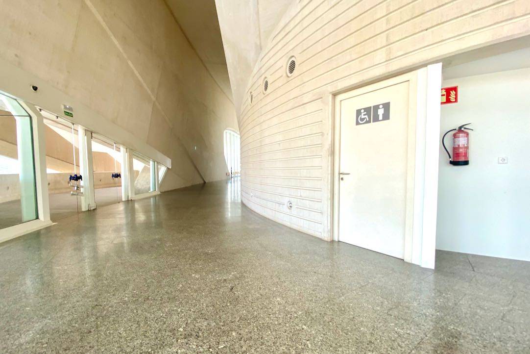 Puerta de acceso a los aseos comunes de hombres