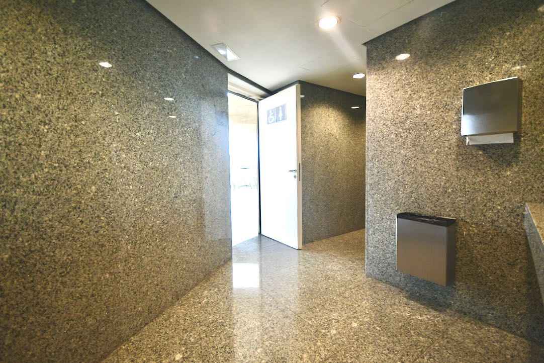 Vista interior de la puerta del aseo común de mujeres