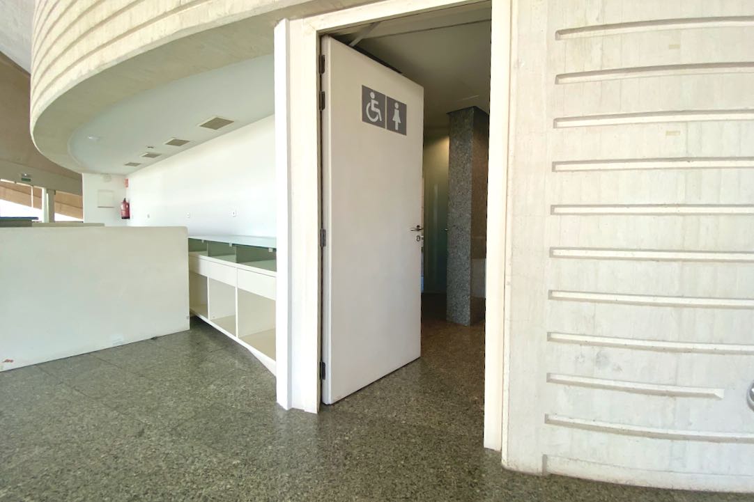 Puerta de acceso a los aseos comunes de mujeres