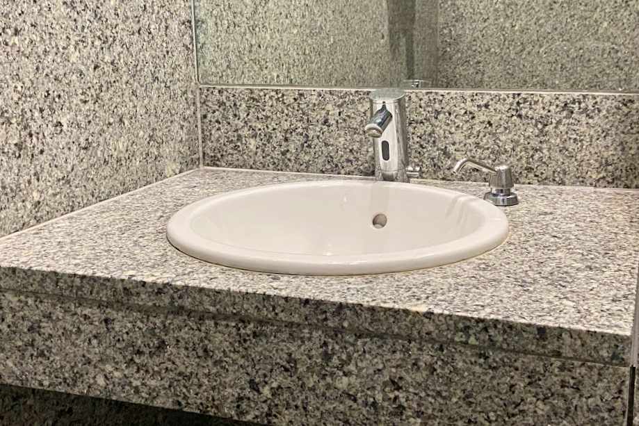 Lavabo del aseo para PMR