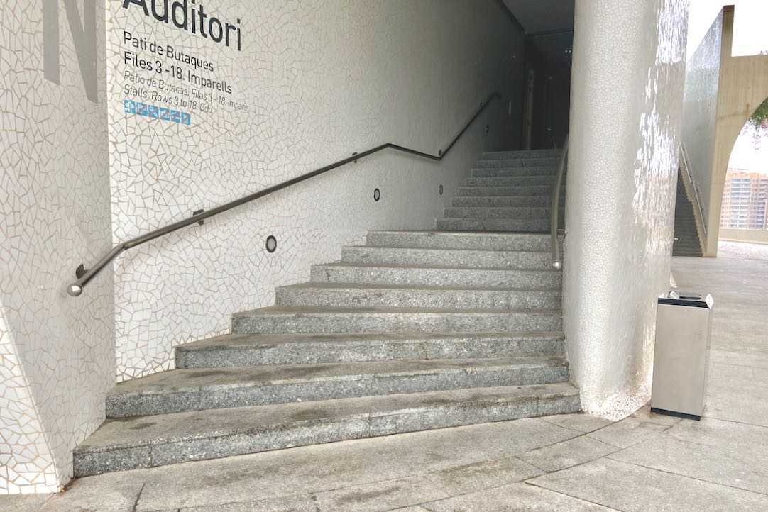 Acceso al patio de butacas desde la Planta 8 (butacas impares)