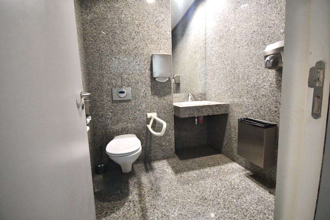 Vista del interior del aseo para PMR