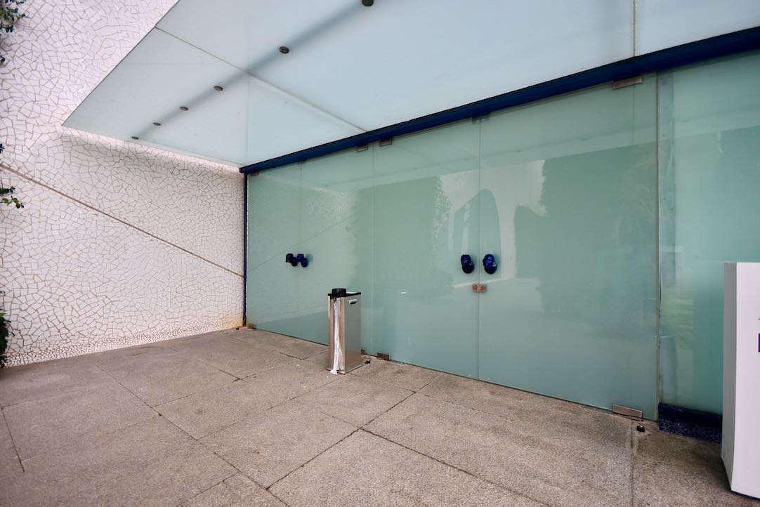 Puerta Exterior de acceso a la Sala