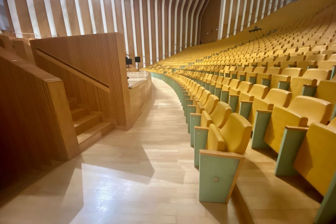 Pasillo paralelo al escenario (patio de butacas inferior)
