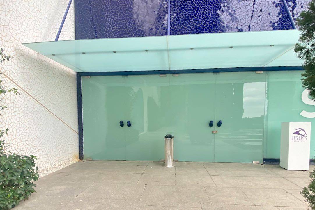 Puerta Exterior de acceso a la Sala