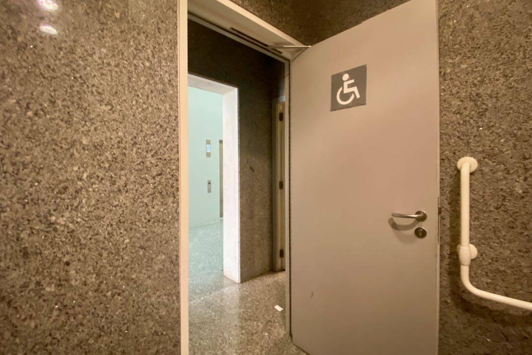 Puerta del aseo para PMR