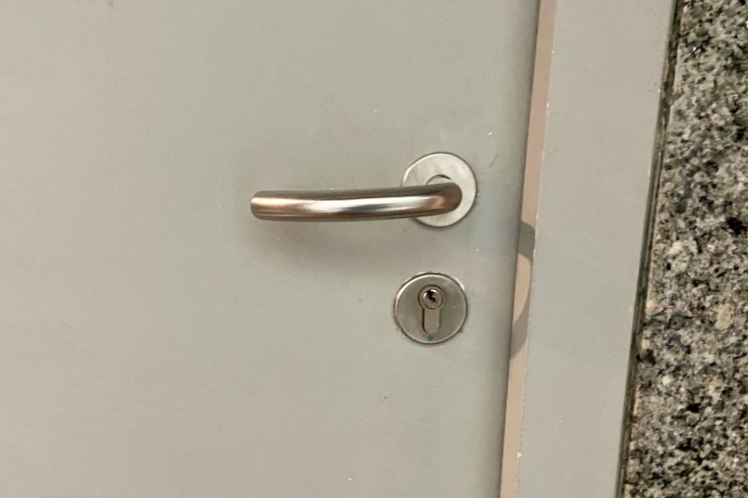 Mecanismo exterior de la puerta del aseo para PMR