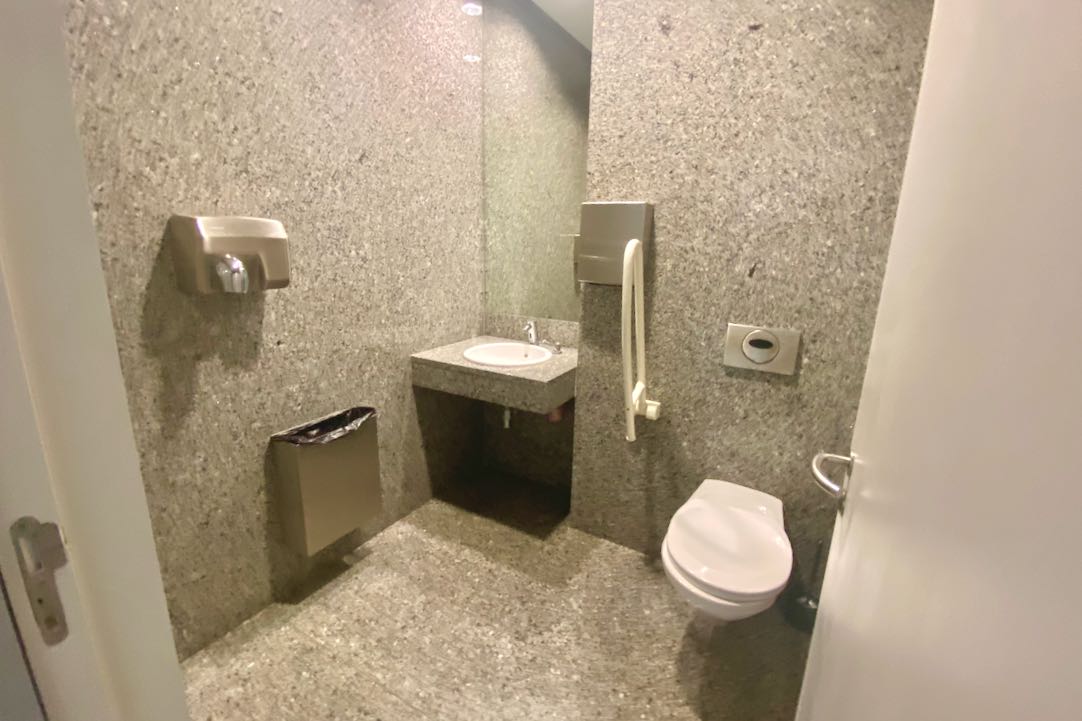 Vista del interior del aseo PMR