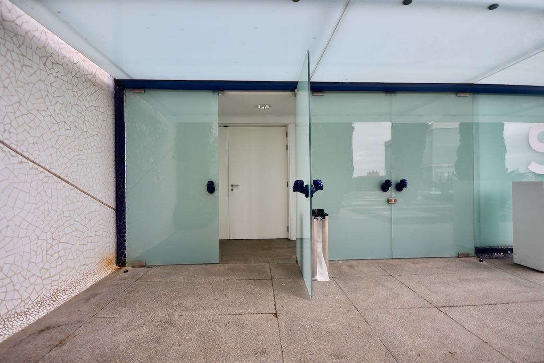 Puerta Exterior de acceso a la Sala