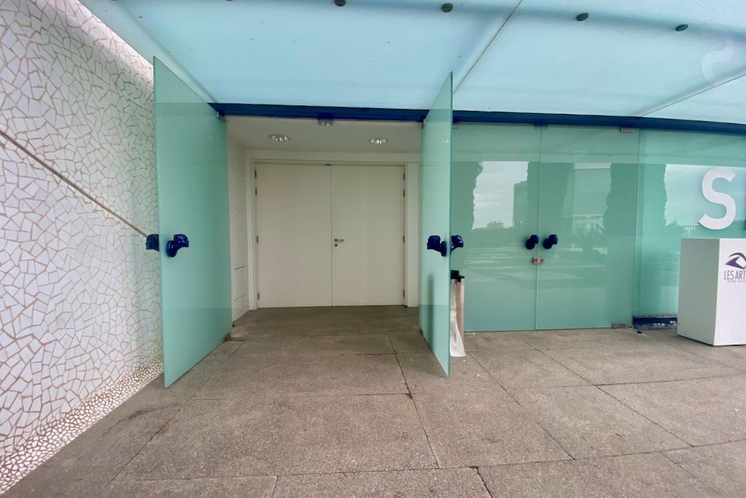 Puerta Exterior de acceso a la Sala
