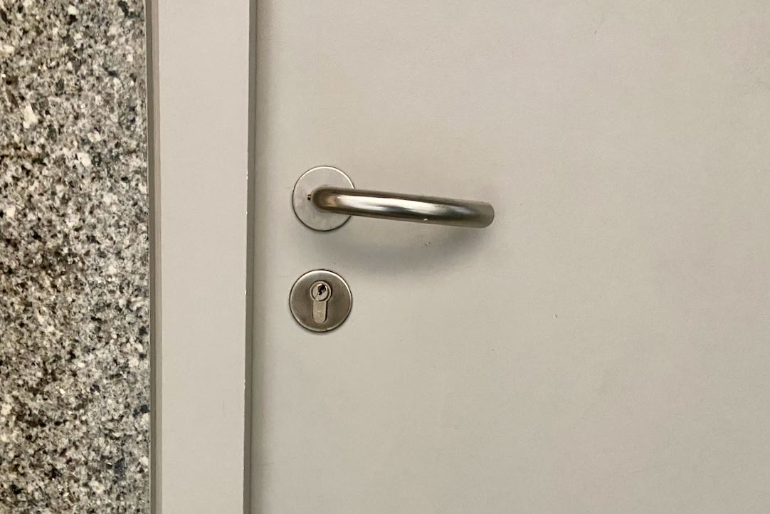 Mecanismo de apertura exterior de la puerta del aseo para PMR