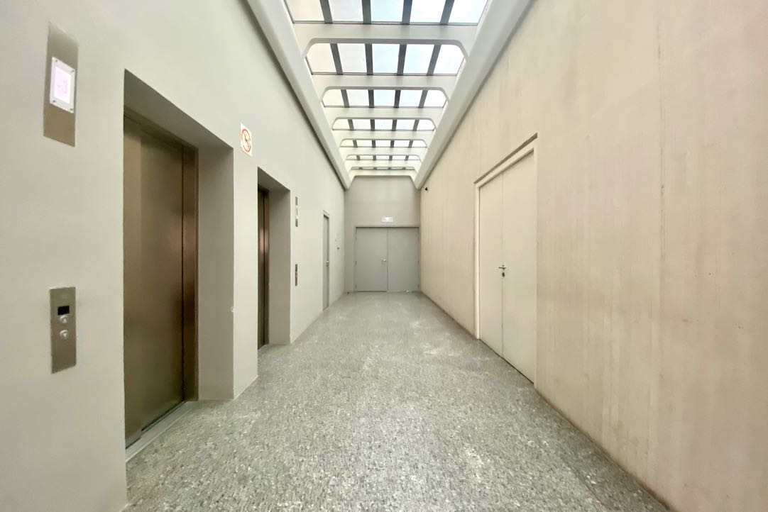 Pasillo de acceso a los aseos y a la cafetería