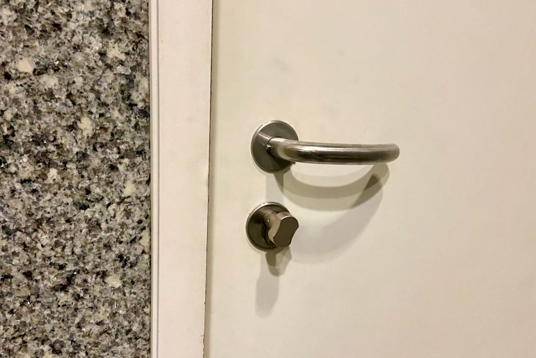 Mecanismo interior de la puerta del aseo para PMR
