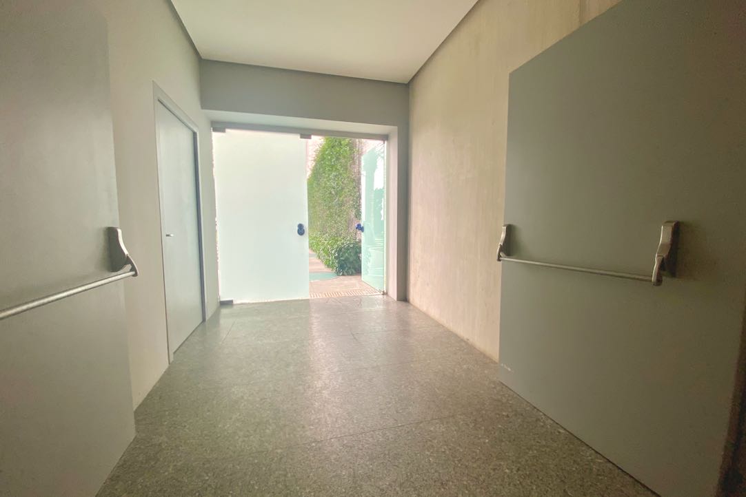 Puertas de acceso a los aseos y a la cafetería 
