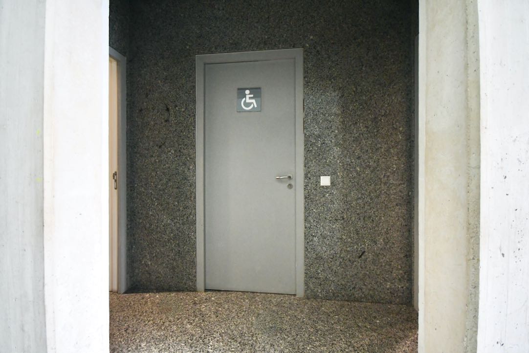Puerta del aseo para PMR