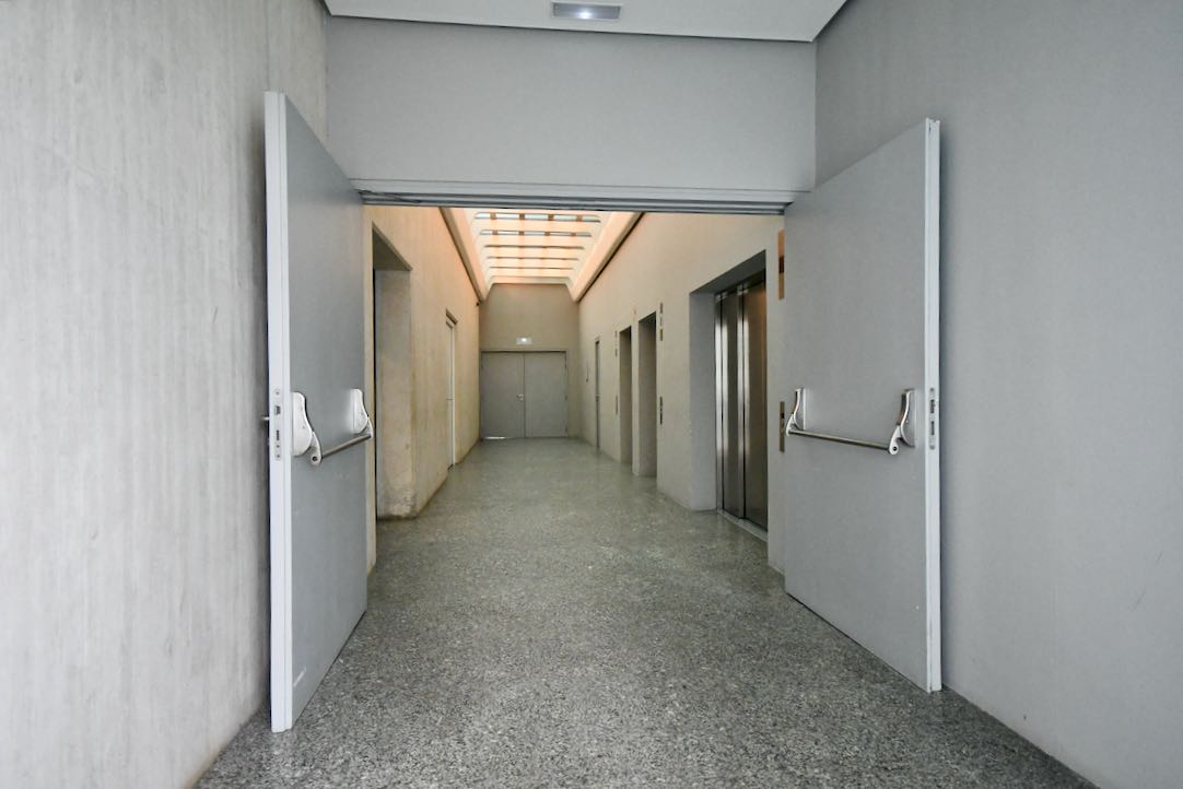 Puertas de acceso a los aseos y a la cafetería 