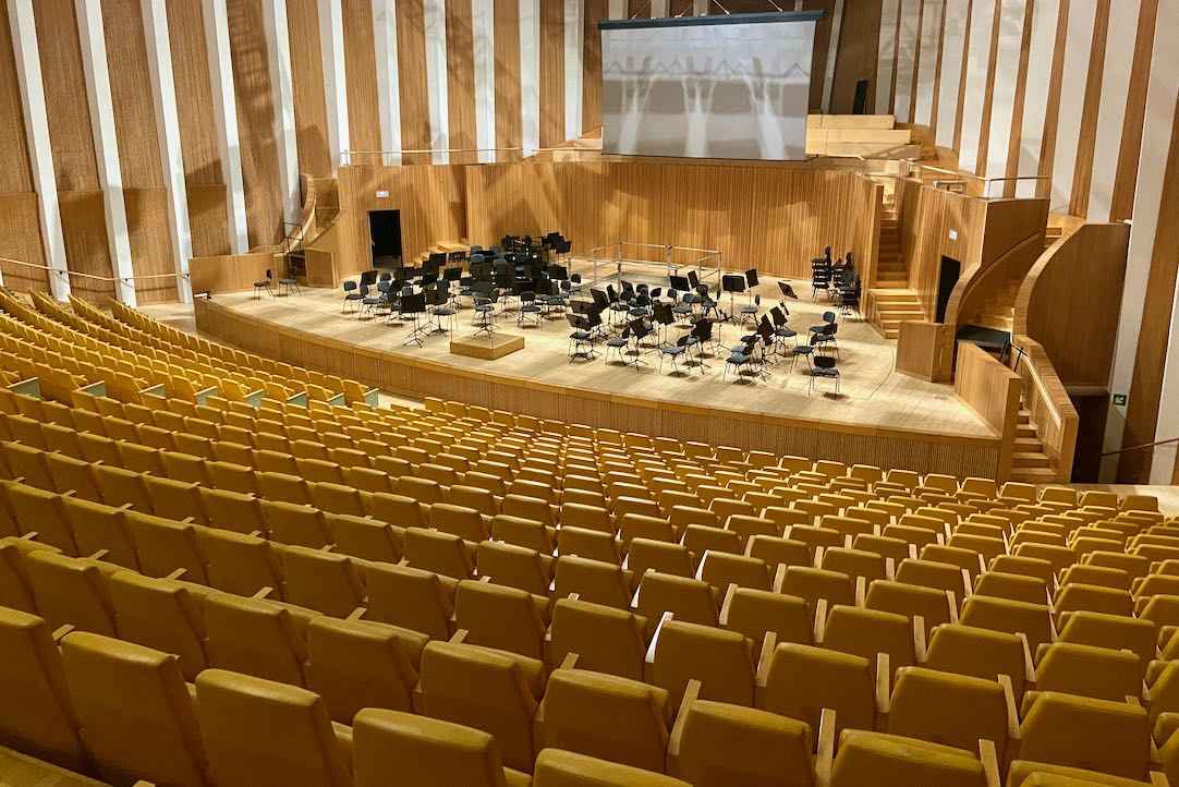 Vista del escenario desde los espacios pares para PMR en silla de ruedas 