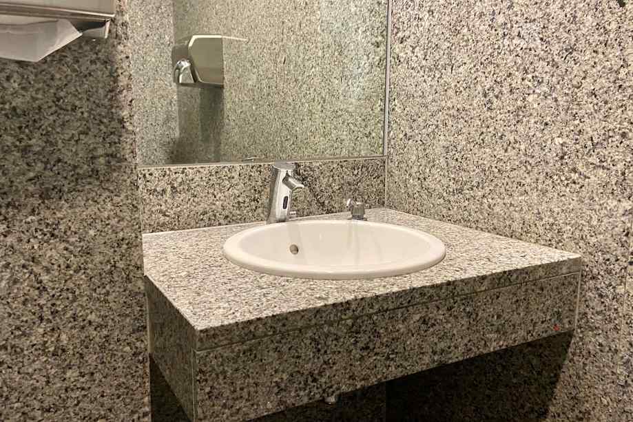 Lavabo del aseo para PMR
