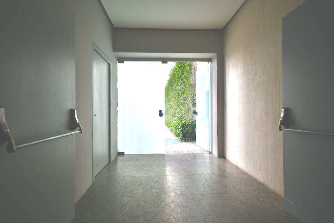 Puertas de acceso a los aseos y a la cafetería 