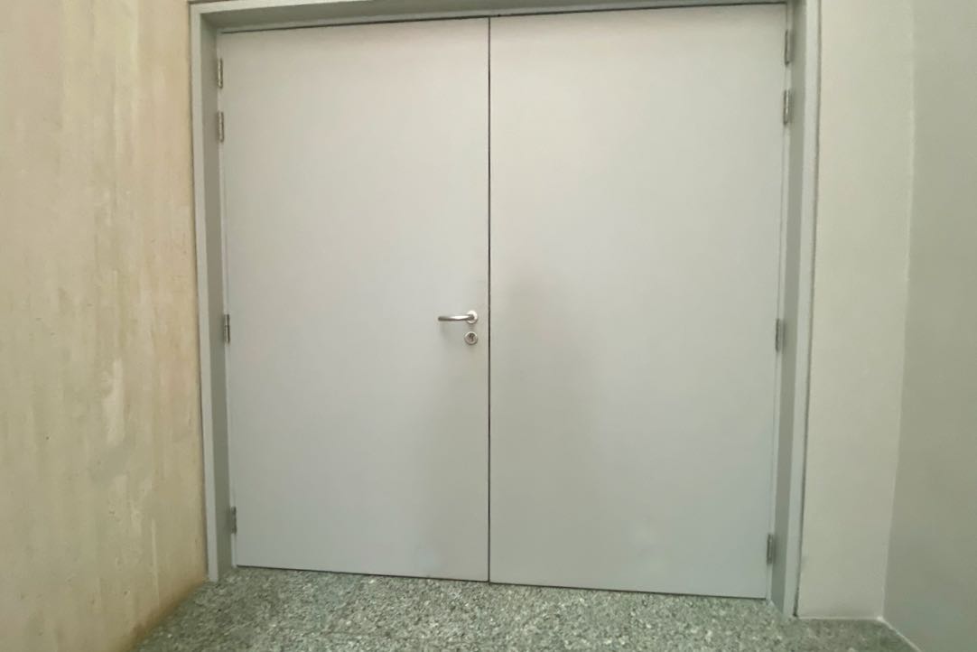 Vista de la puerta desde el pasillo)