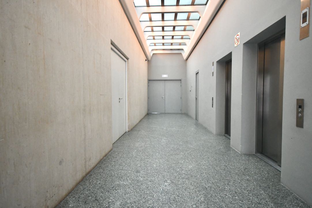 Pasillo de acceso a la cafetería 