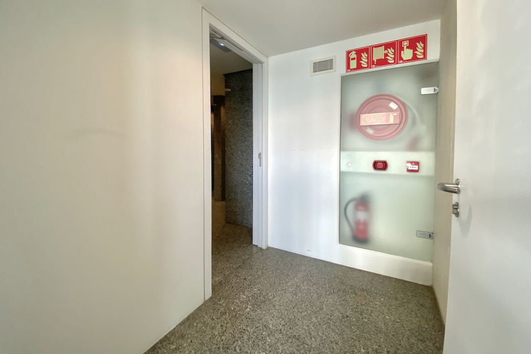 Espacio intermedio entre puertas del aseo de hombres (Platea Baja)