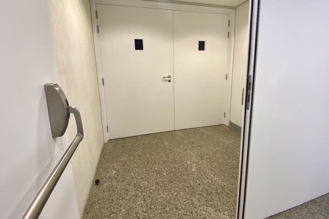 Puerta Exterior de acceso a Platea Baja desde el Vestíbulo Principal