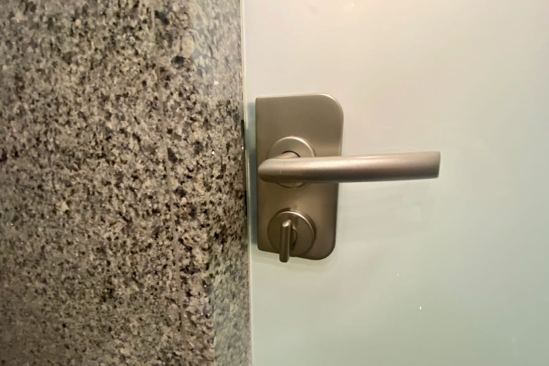 Mecanismo interior puerta aseo PMR de hombres (Platea Alta)