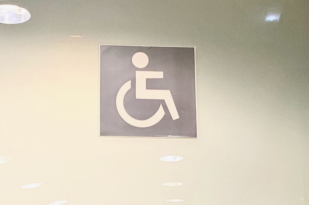 Señalización de la puerta del aseo PMR de mujeres (Platea Baja)