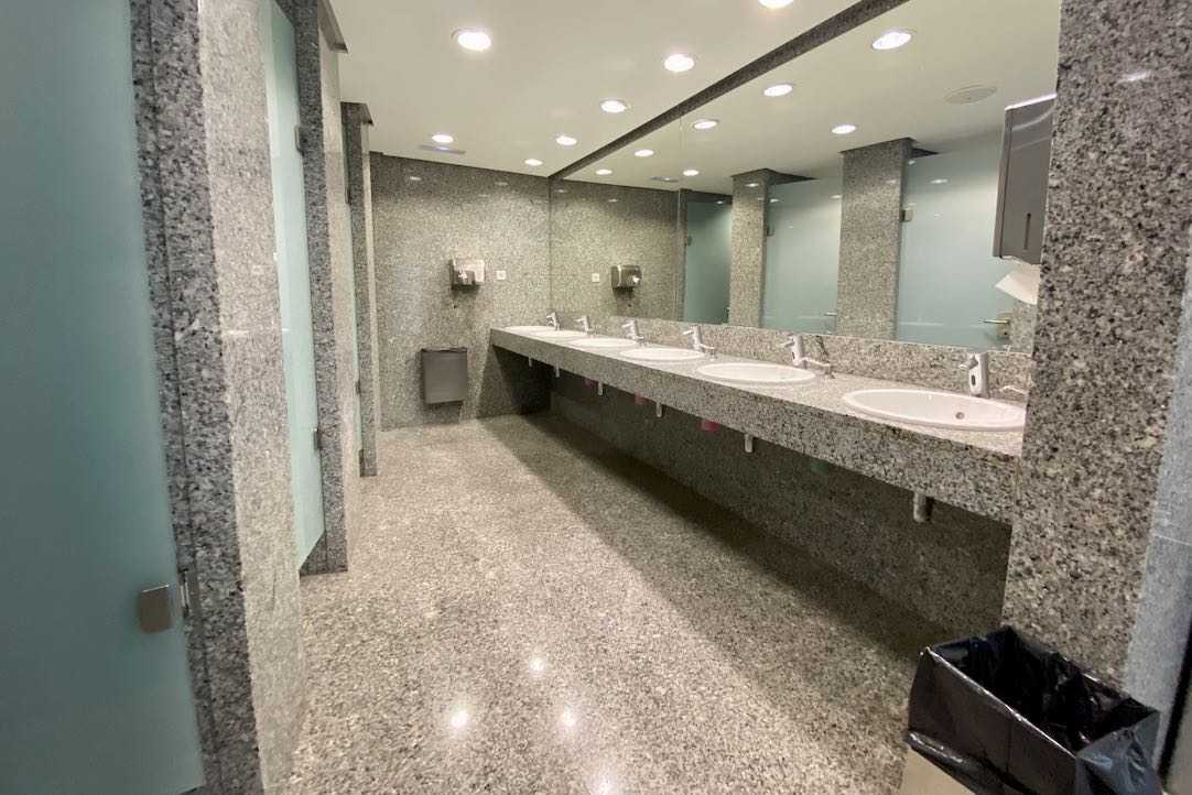 Vista del interior de los aseos comunes de mujeres (Platea Baja)