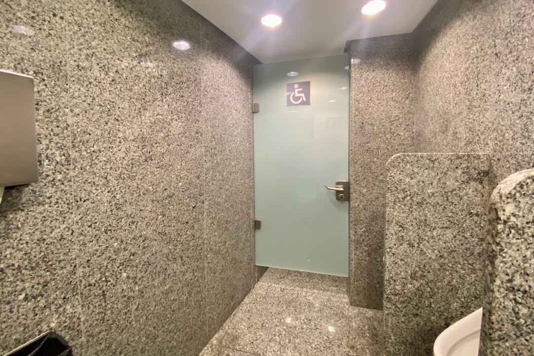 Puerta del aseos PMR de hombres (Platea Alta)