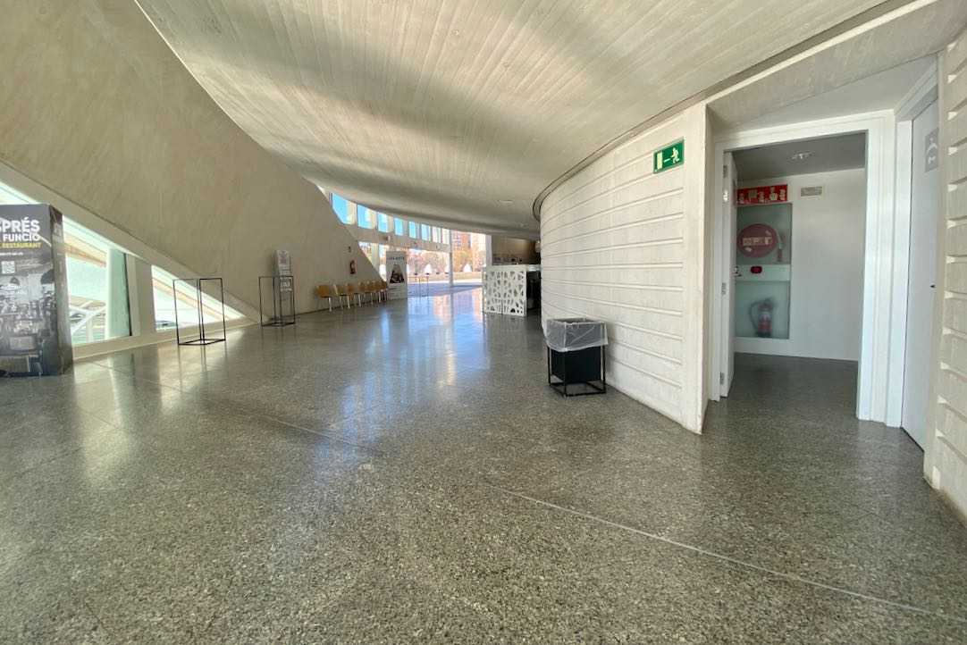 Acceso a aseos de mujeres desde el Vestíbulo Principal (Platea Baja)