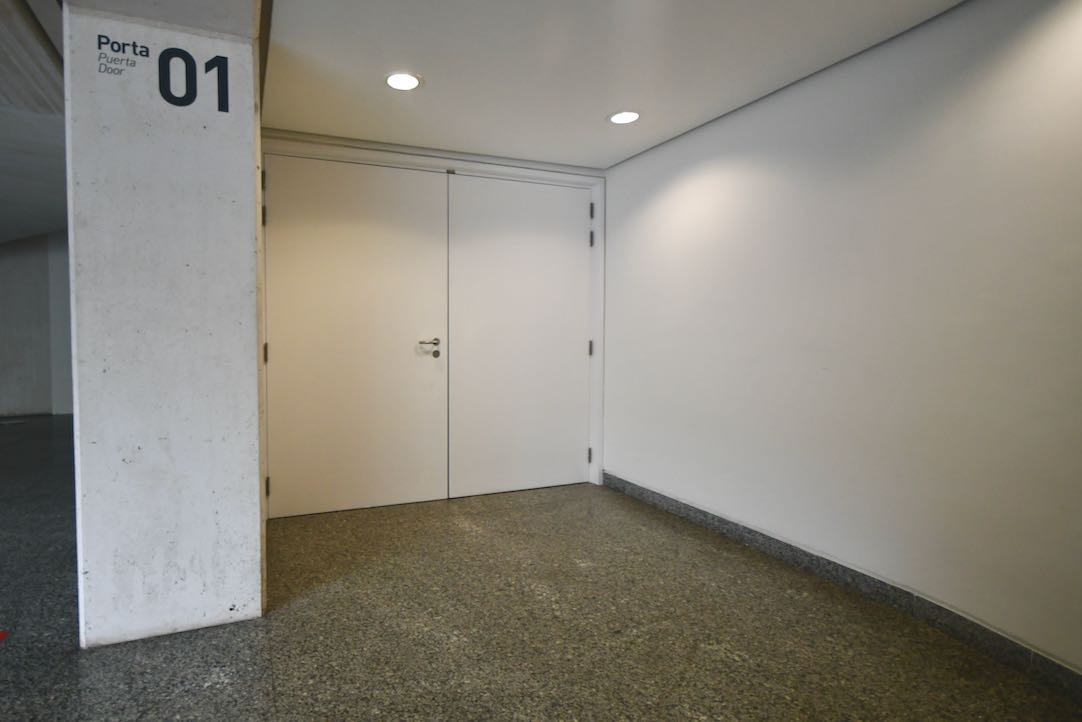 Puerta Exterior de acceso a Platea Baja desde el Vestíbulo Principal