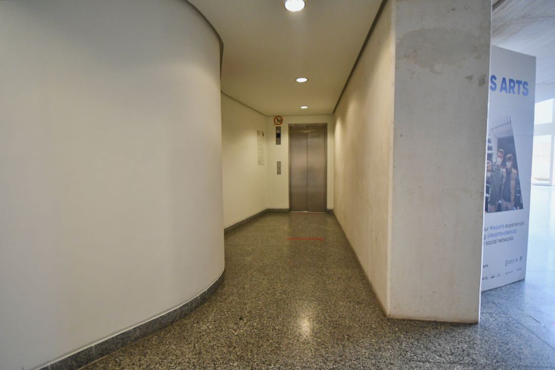 Acceso a ascensor desde Vestíbulo Principal. Platea Baja