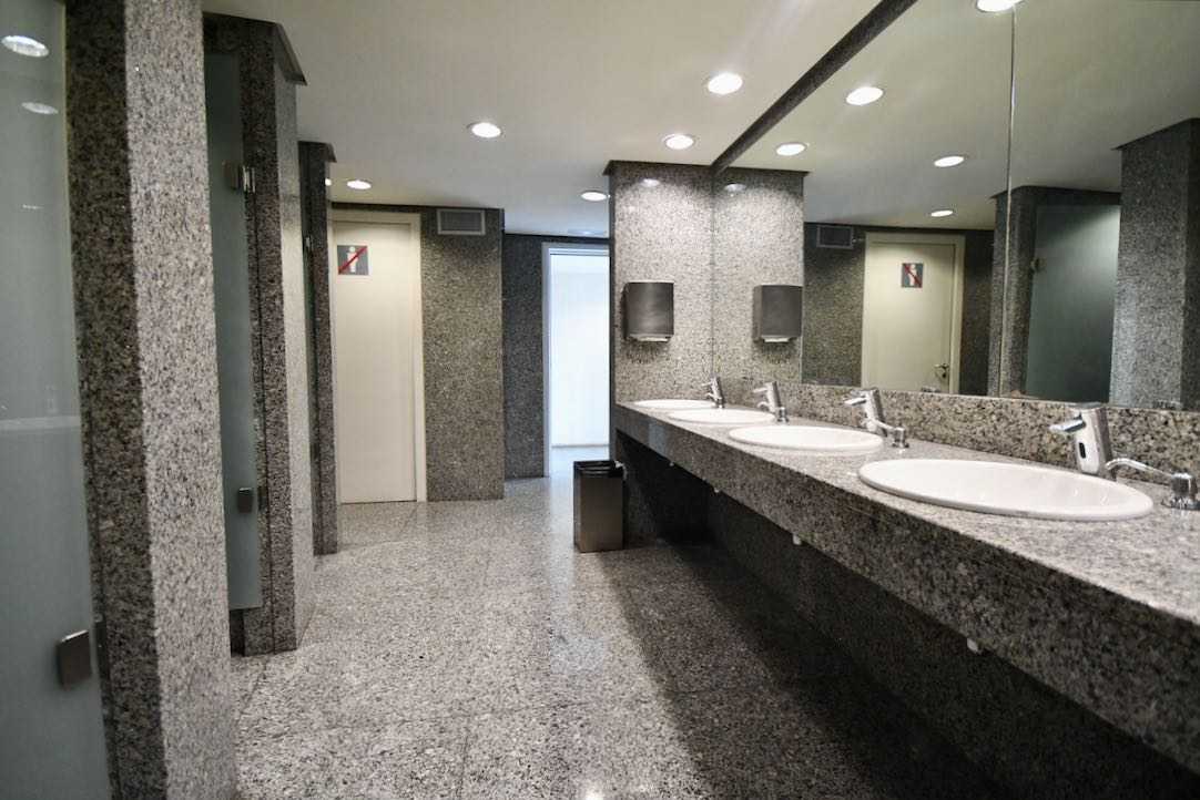 Vista del interior de los aseos comunes de hombres (Platea Baja)