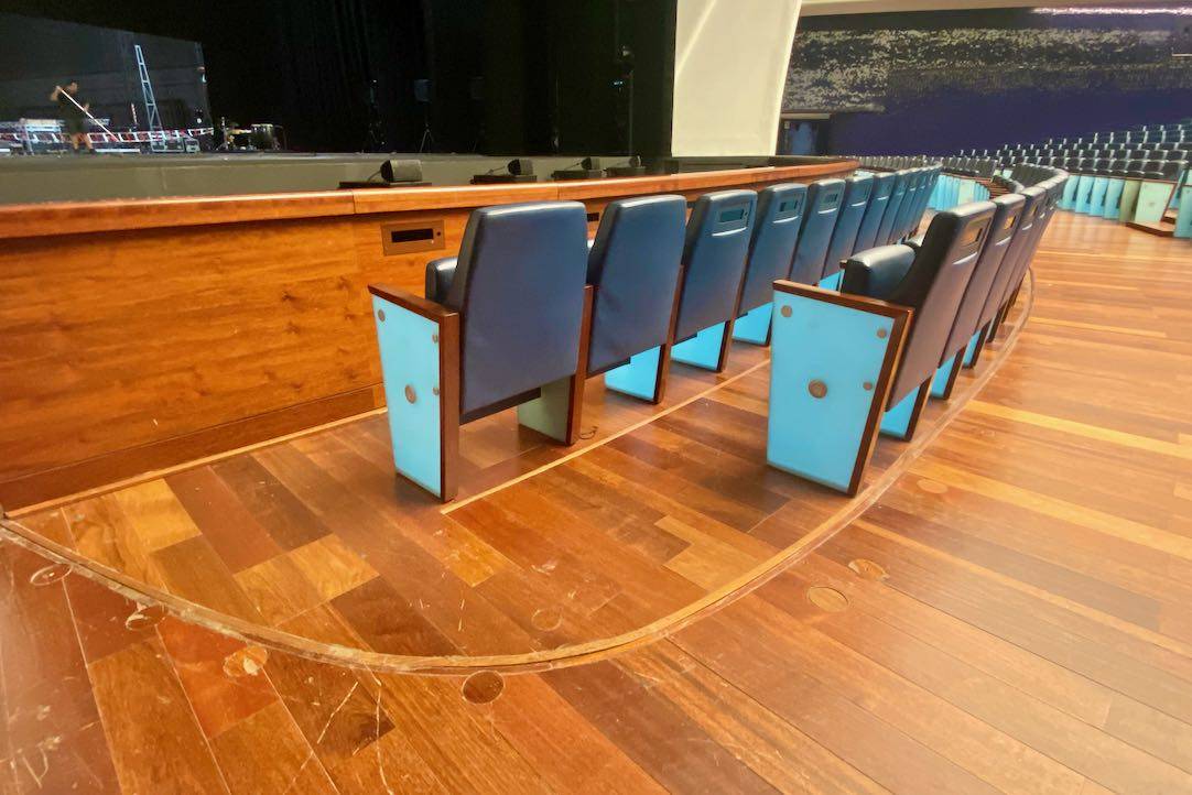 Butacas para la transferencia desde un silla de ruedas. Filas 3 y 4