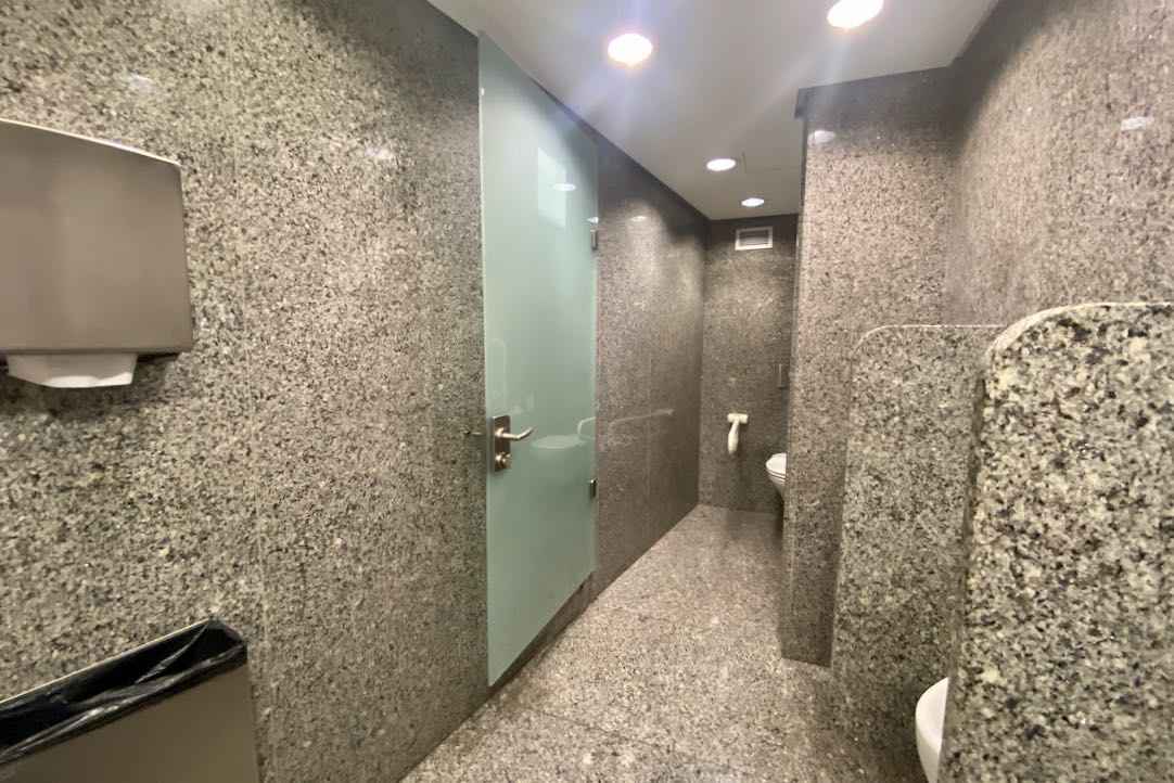 Puerta del aseos PMR de hombres (Platea Alta)