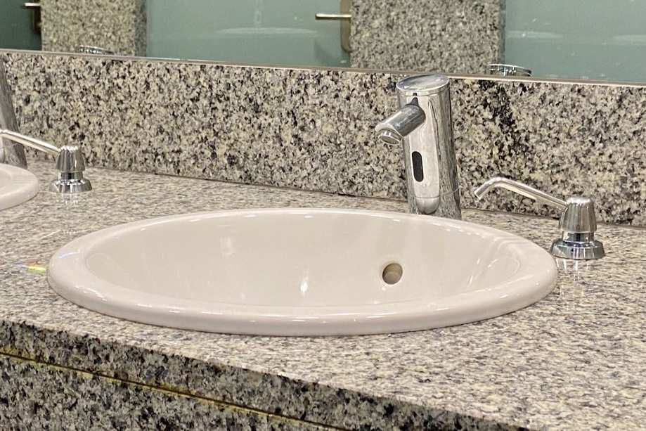 Detalle del lavabo comunes del aseo de mujeres (Platea Baja)