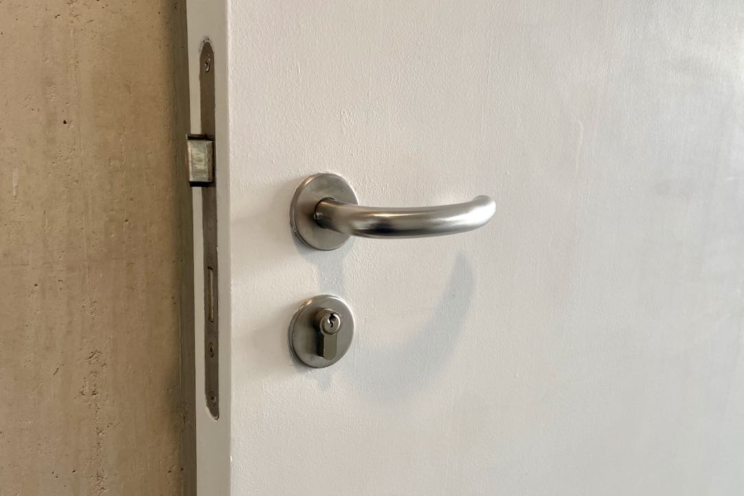 Mecanismo de apertura de la puerta exterior (Platea Baja) 